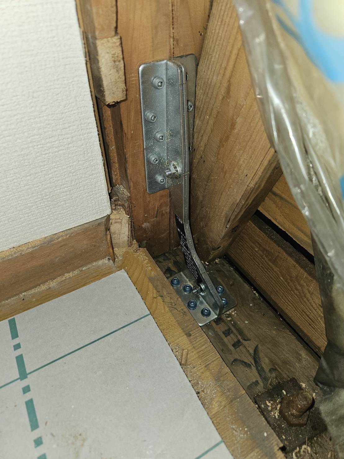 柱脚部への耐震金物設置